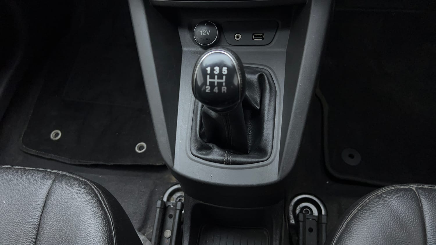 Used 2021 Ford Freestyle Titanium 1.2 Ti-VCT Petrol Manual interior GEAR  KNOB VIEW