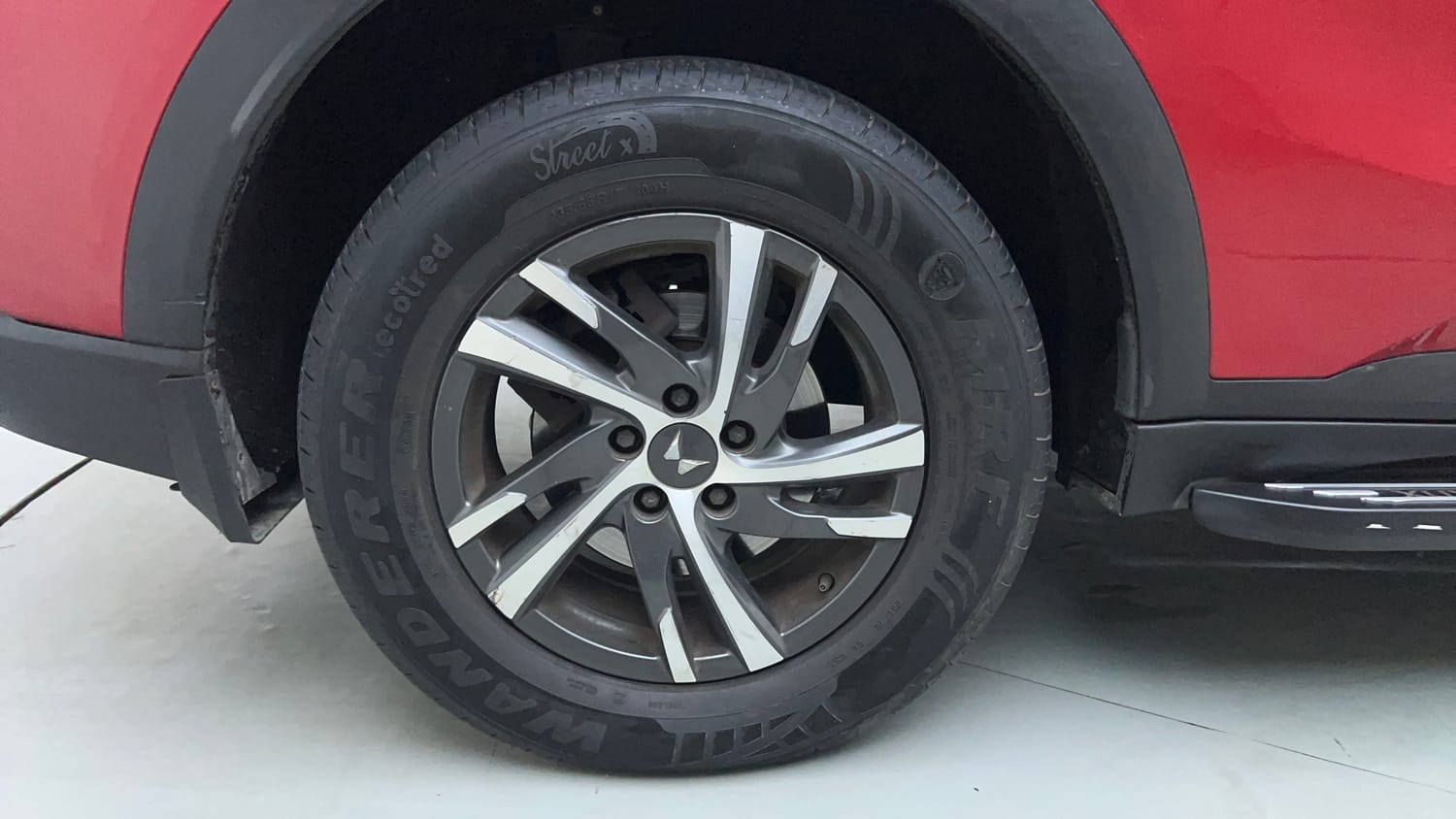 Used 2022 Mahindra XUV700 AX 5 Petrol AT 5 STR Petrol Automatic tyres RIGHT REAR TYRE RIM VIEW