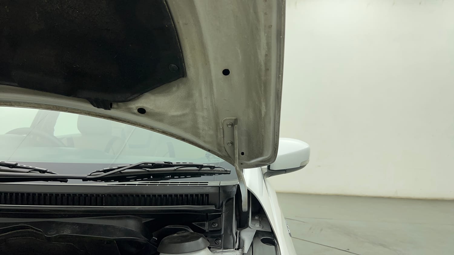 Used 2017 Maruti Suzuki Ciaz ZXi  AT Petrol Automatic engine ENGINE LEFT SIDE HINGE & APRON VIEW