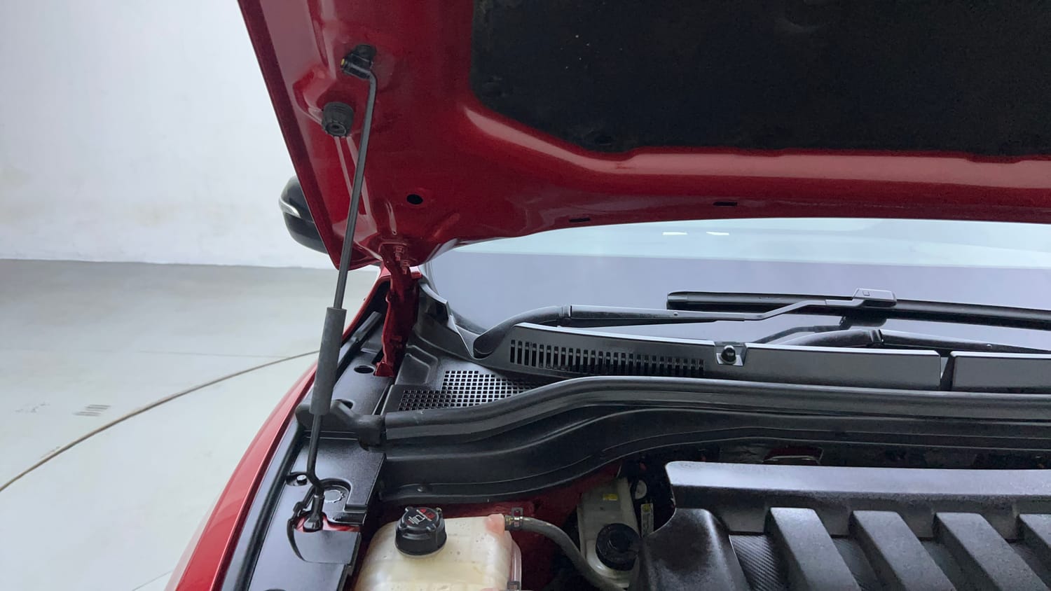 Used 2022 Mahindra XUV700 AX 5 Petrol AT 5 STR Petrol Automatic engine ENGINE RIGHT SIDE HINGE & APRON VIEW