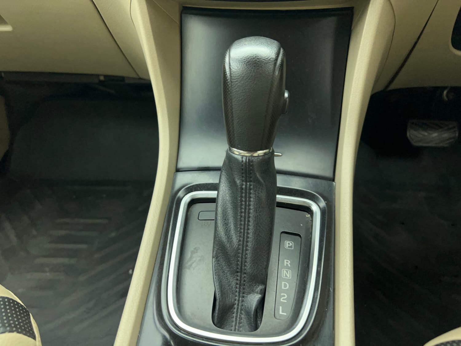 Used 2017 Maruti Suzuki Ciaz ZXi  AT Petrol Automatic interior GEAR  KNOB VIEW