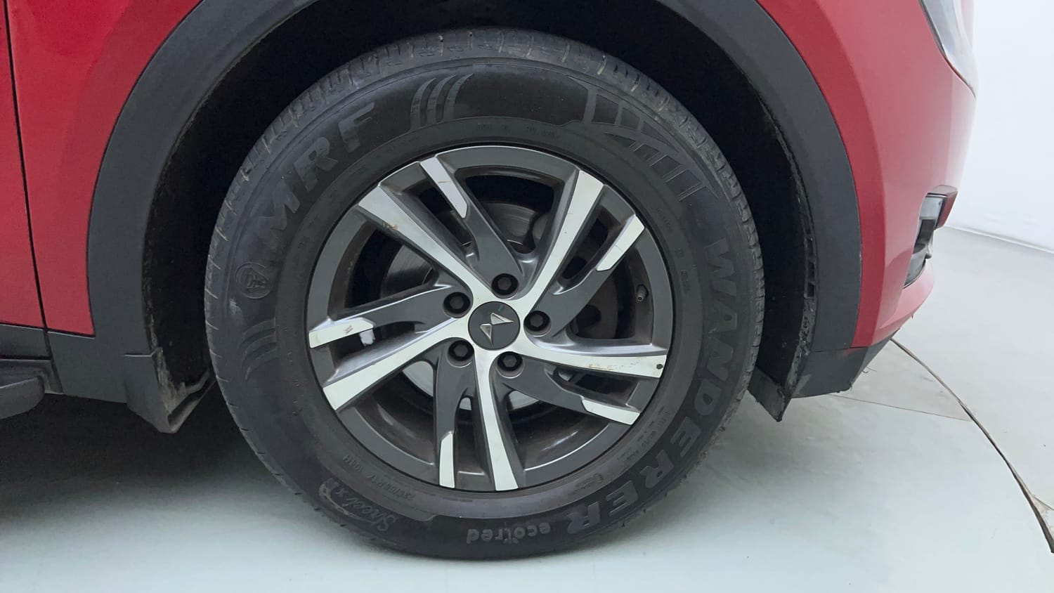 Used 2022 Mahindra XUV700 AX 5 Petrol AT 5 STR Petrol Automatic tyres RIGHT FRONT TYRE RIM VIEW