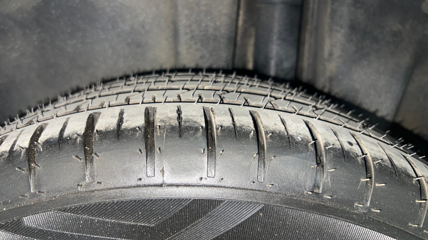 Used 2017 Maruti Suzuki Ciaz ZXi  AT Petrol Automatic tyres LEFT REAR TYRE TREAD VIEW
