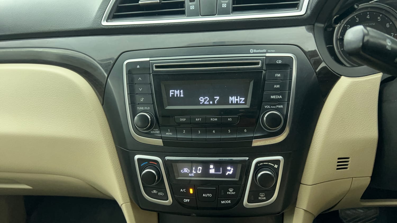 Used 2017 Maruti Suzuki Ciaz ZXi  AT Petrol Automatic interior MUSIC SYSTEM & AC CONTROL VIEW