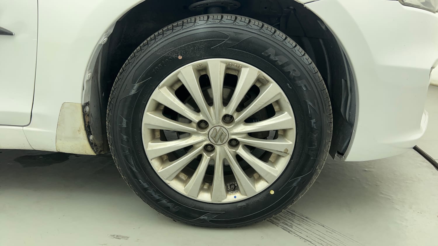 Used 2017 Maruti Suzuki Ciaz ZXi  AT Petrol Automatic tyres RIGHT FRONT TYRE RIM VIEW