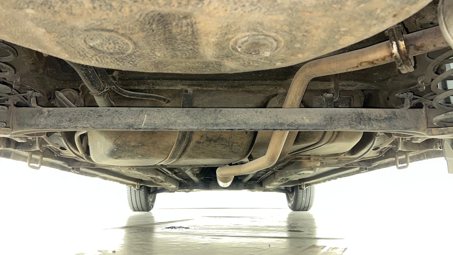 Used 2017 Maruti Suzuki Ciaz ZXi  AT Petrol Automatic extra REAR UNDERBODY VIEW (TAKEN FROM REAR)