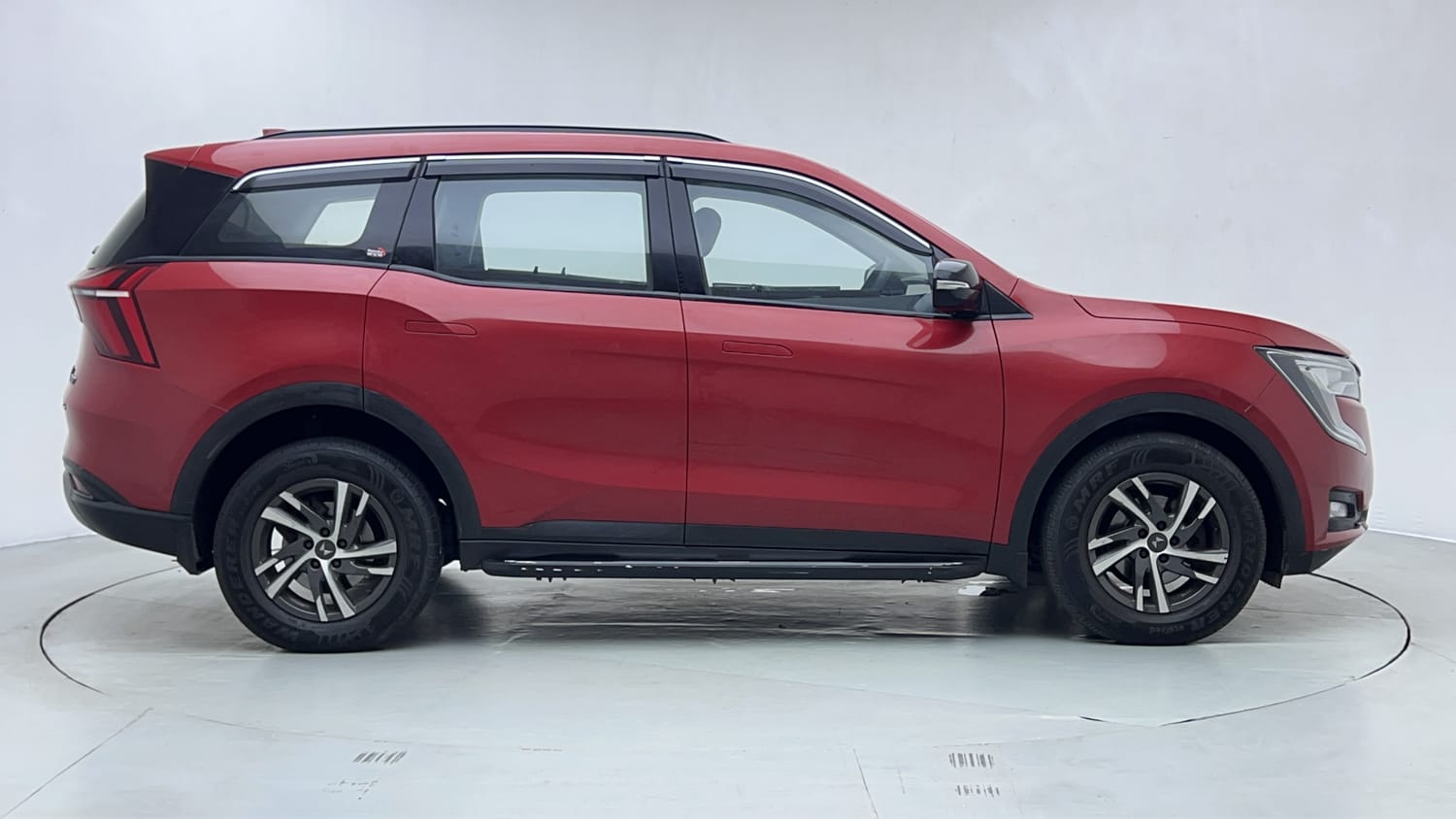 Used 2022 Mahindra XUV700 AX 5 Petrol AT 5 STR Petrol Automatic exterior RIGHT SIDE VIEW