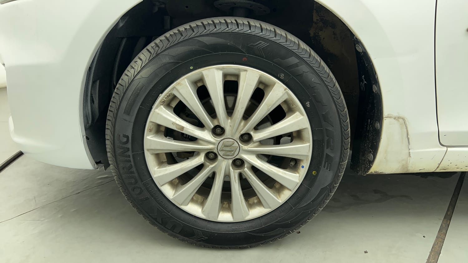 Used 2017 Maruti Suzuki Ciaz ZXi  AT Petrol Automatic tyres LEFT FRONT TYRE RIM VIEW