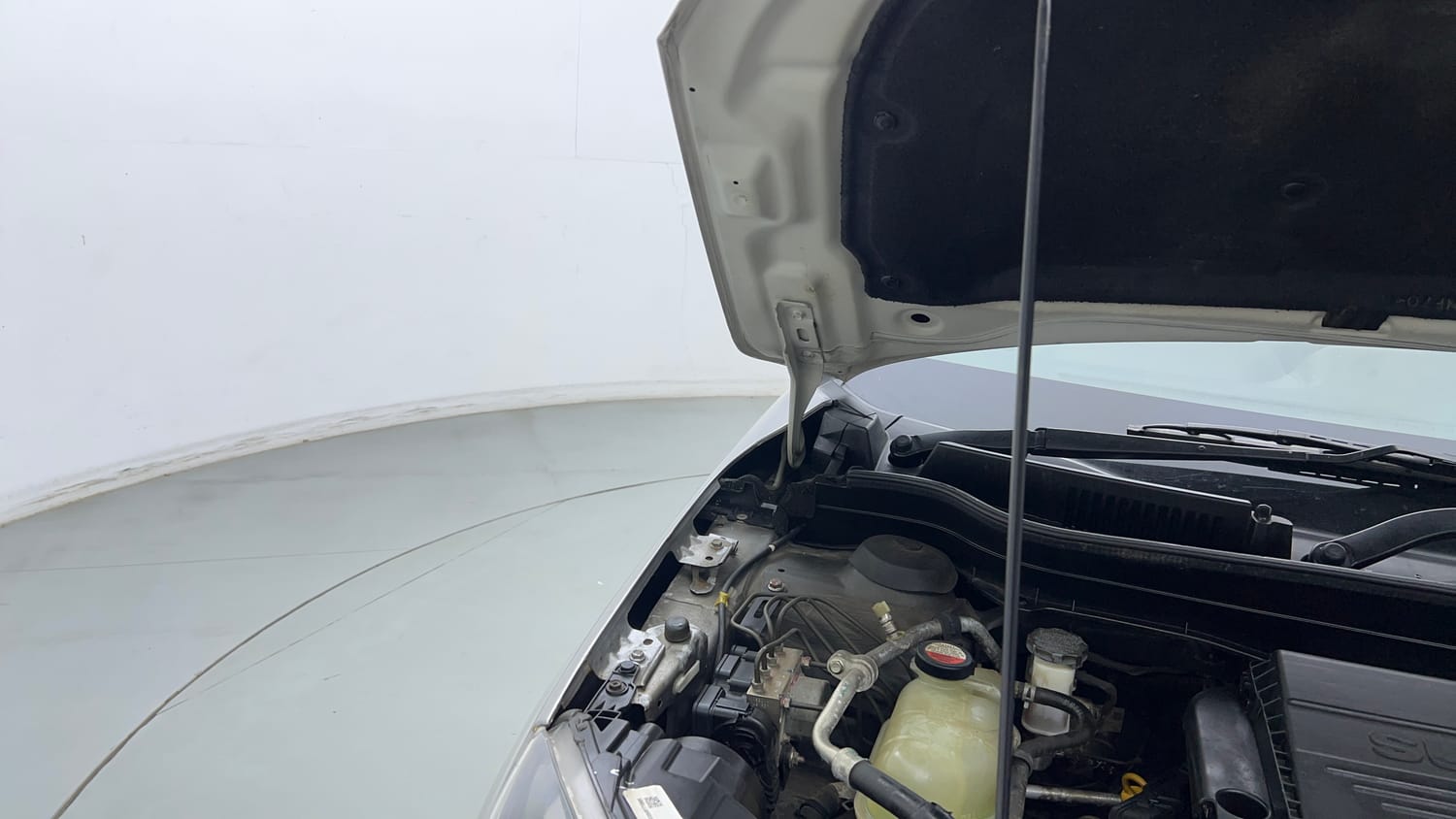 Used 2018 maruti-suzuki Vitara Brezza ZDi Plus AGS Diesel Automatic engine ENGINE RIGHT SIDE HINGE & APRON VIEW