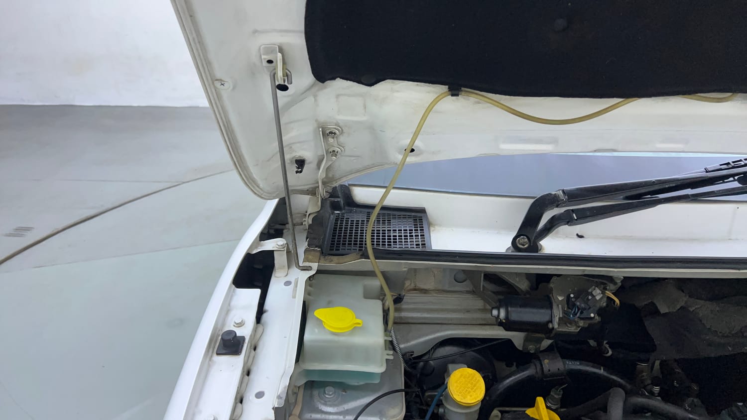 Used 2019 Renault Kwid 1.0 RXT AMT Opt Petrol Automatic engine ENGINE RIGHT SIDE HINGE & APRON VIEW