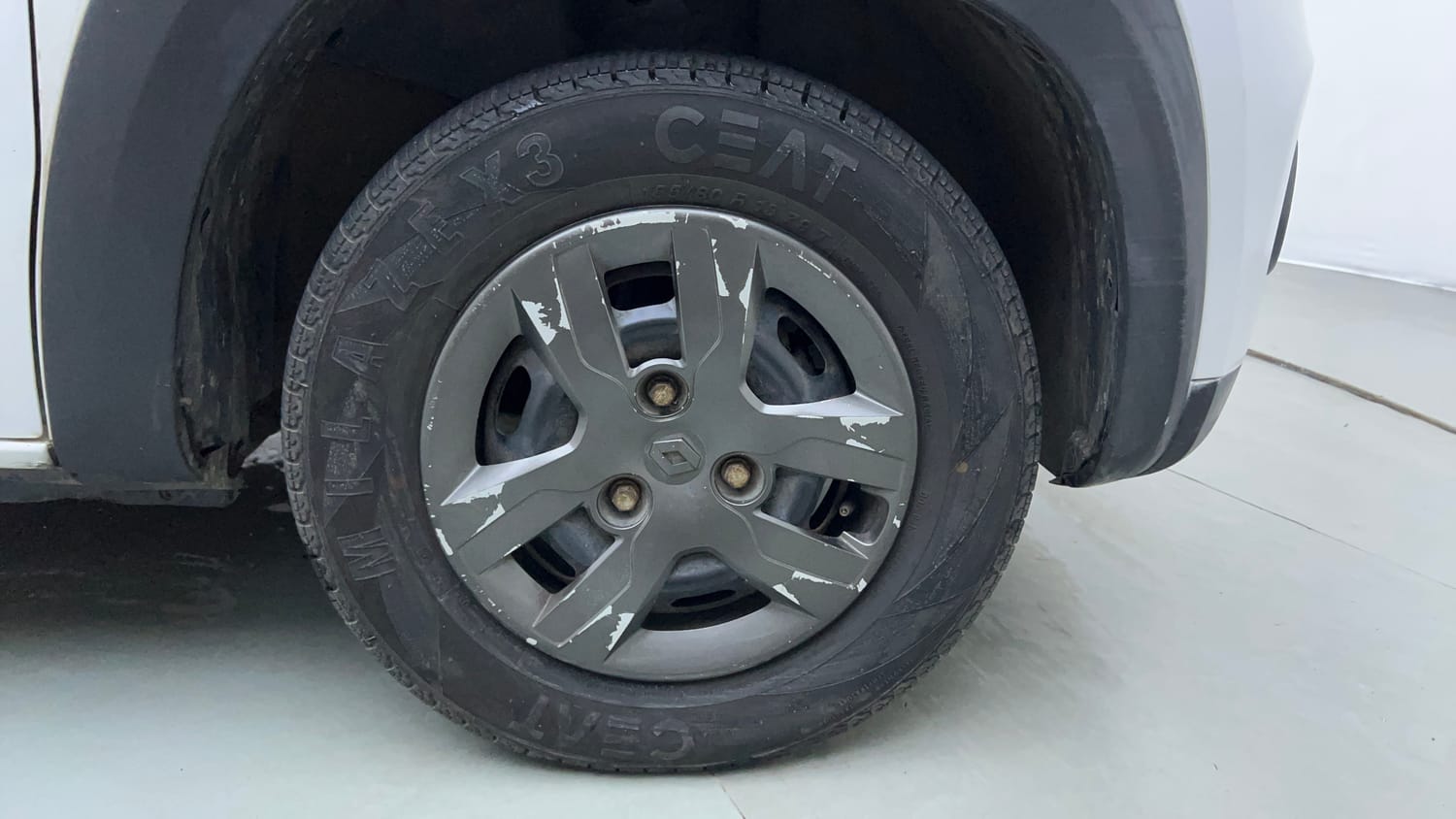 Used 2019 Renault Kwid 1.0 RXT AMT Opt Petrol Automatic tyres RIGHT FRONT TYRE RIM VIEW