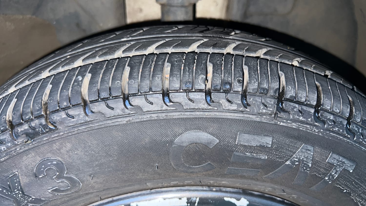 Used 2019 Renault Kwid 1.0 RXT AMT Opt Petrol Automatic tyres RIGHT FRONT TYRE TREAD VIEW