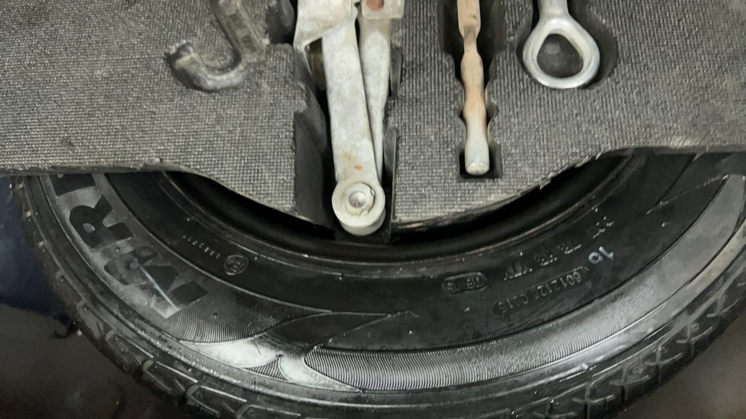 Used 2015 Honda Jazz S AT Petrol Automatic tyres SPARE TYRE VIEW