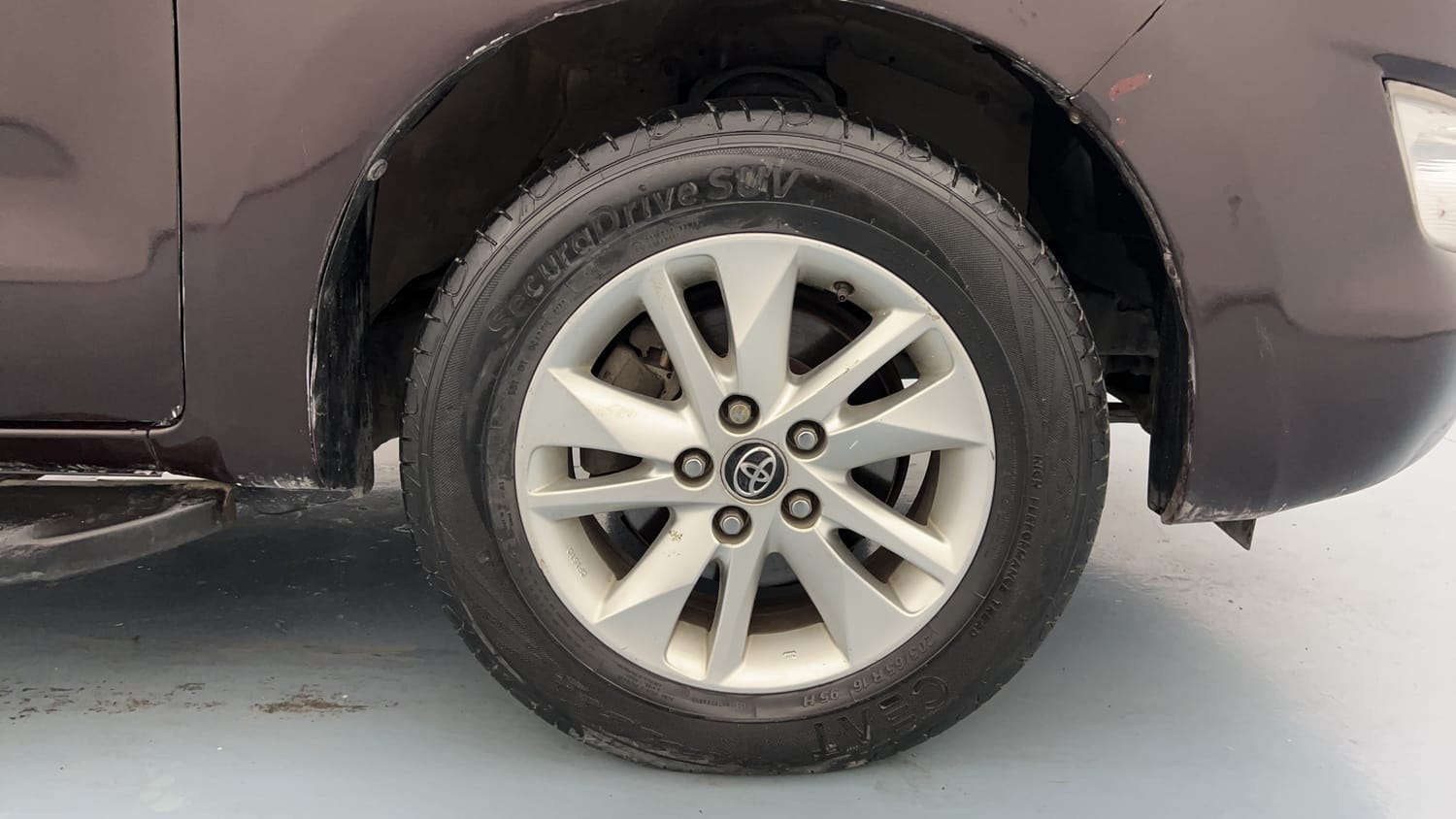 Used 2017 Toyota Innova Crysta 2.4 GX 7 STR Diesel Manual tyres RIGHT FRONT TYRE RIM VIEW