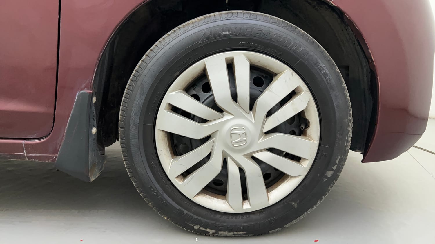 Used 2015 Honda Jazz S AT Petrol Automatic tyres RIGHT FRONT TYRE RIM VIEW