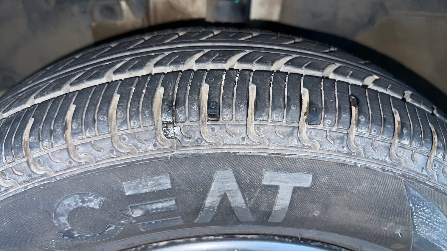 Used 2019 Renault Kwid 1.0 RXT AMT Opt Petrol Automatic tyres LEFT FRONT TYRE TREAD VIEW