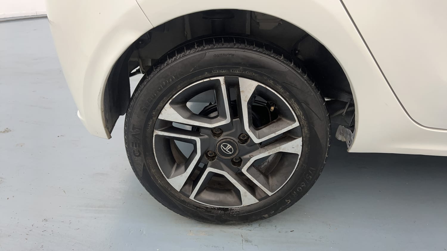 Used 2020 Tata Tiago XZ Plus Dual Tone Petrol Manual tyres RIGHT REAR TYRE RIM VIEW