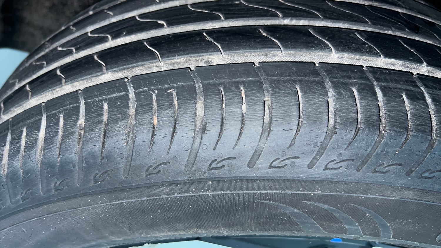 Used 2022 Maruti Suzuki Brezza ZXi Plus AT Petrol Automatic tyres RIGHT REAR TYRE TREAD VIEW