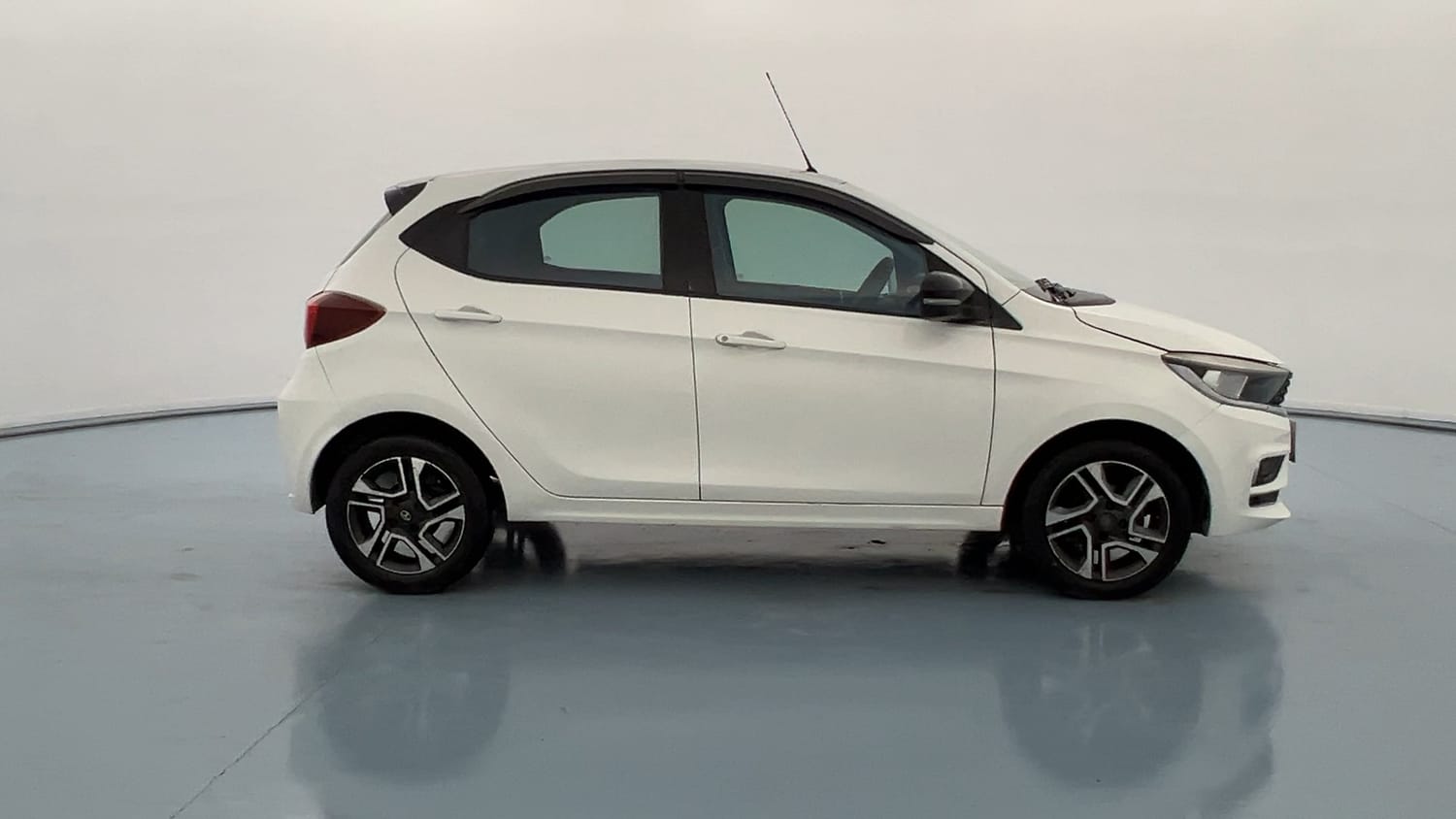 Used 2020 Tata Tiago XZ Plus Dual Tone Petrol Manual exterior RIGHT SIDE VIEW