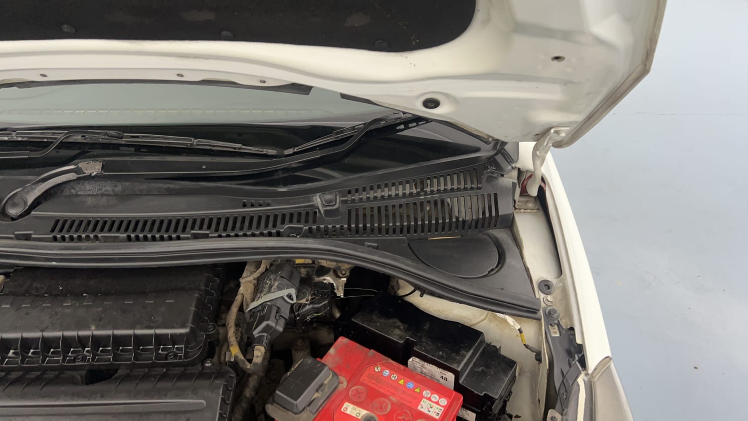 Used 2020 Tata Tiago XZ Plus Dual Tone Petrol Manual engine ENGINE LEFT SIDE HINGE & APRON VIEW