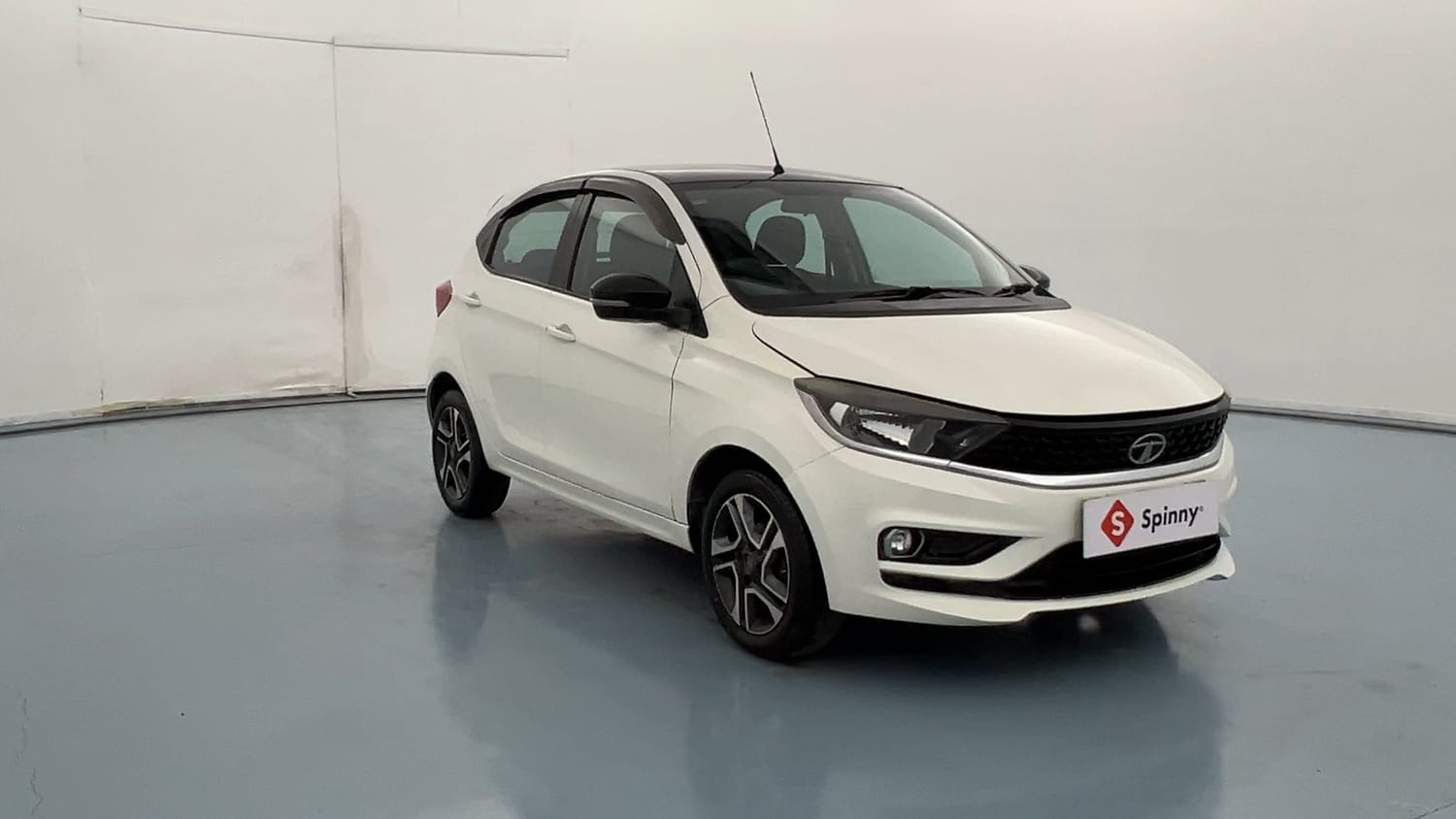 Used 2020 Tata Tiago XZ Plus Dual Tone Petrol Manual exterior RIGHT FRONT CORNER VIEW