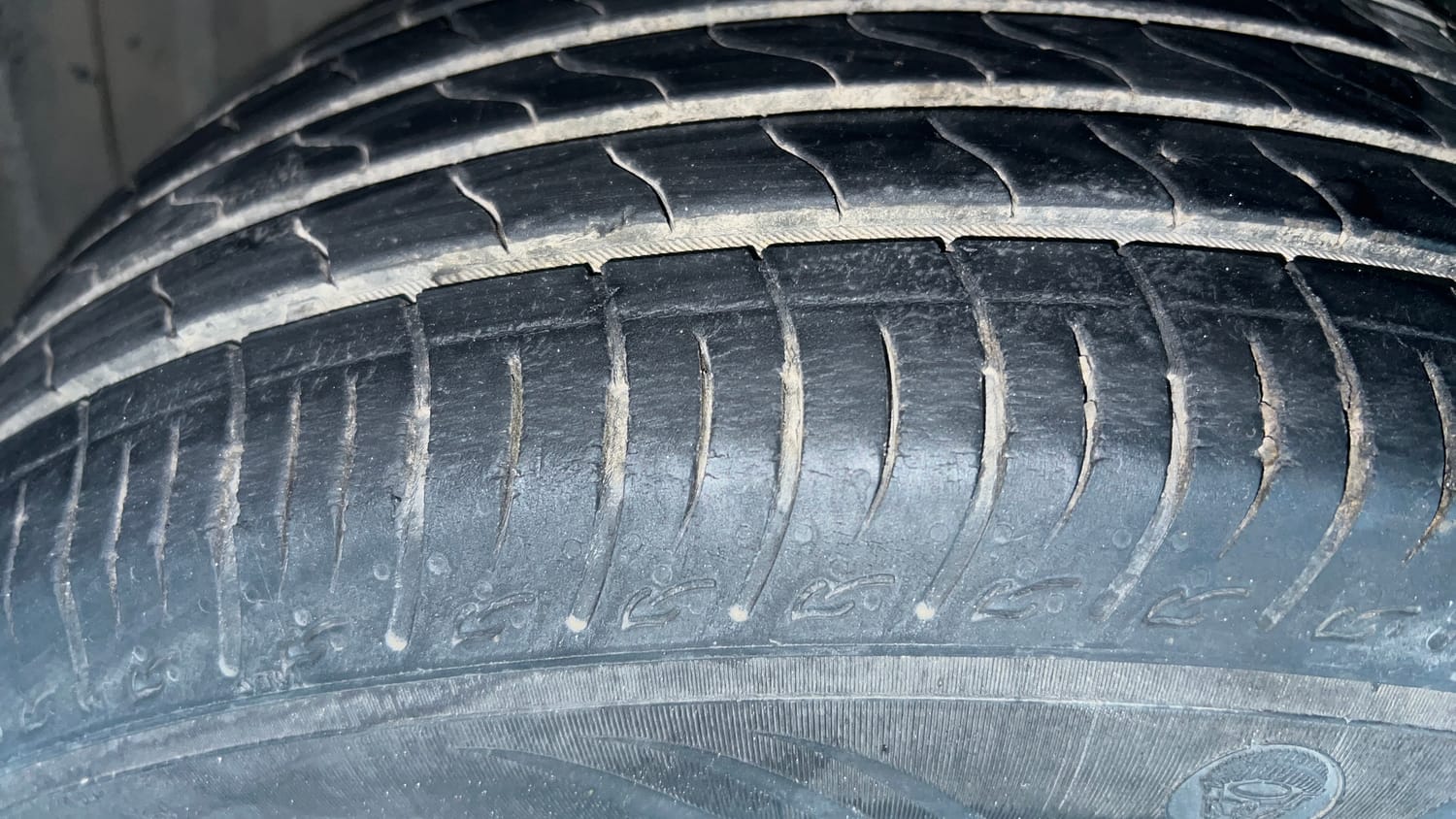 Used 2022 Maruti Suzuki Brezza ZXi Plus AT Petrol Automatic tyres LEFT FRONT TYRE TREAD VIEW