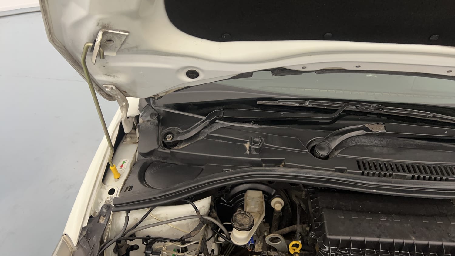 Used 2020 Tata Tiago XZ Plus Dual Tone Petrol Manual engine ENGINE RIGHT SIDE HINGE & APRON VIEW