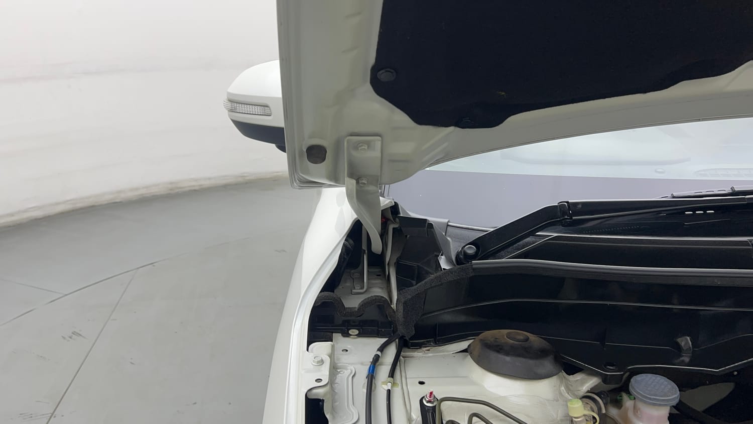 Used 2022 Maruti Suzuki Brezza ZXi Plus AT Petrol Automatic engine ENGINE RIGHT SIDE HINGE & APRON VIEW