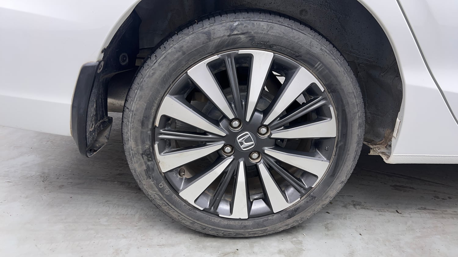 Used 2023 Honda City ZX Petrol MT Petrol Manual tyres RIGHT REAR TYRE RIM VIEW