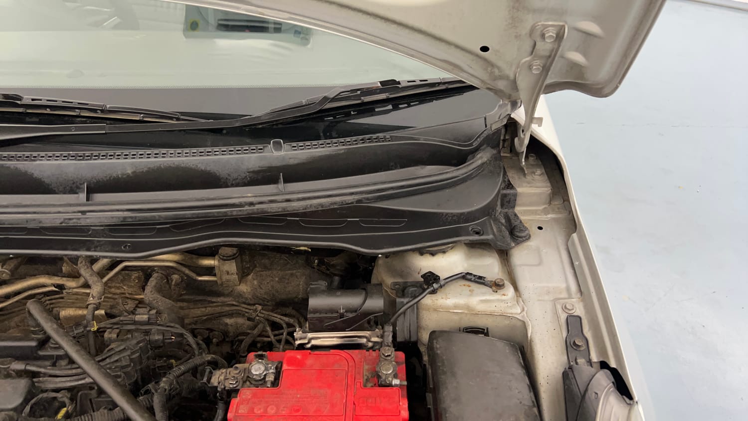 Used 2014 Hyundai i20 Sportz 1.2 Petrol Manual engine ENGINE LEFT SIDE HINGE & APRON VIEW