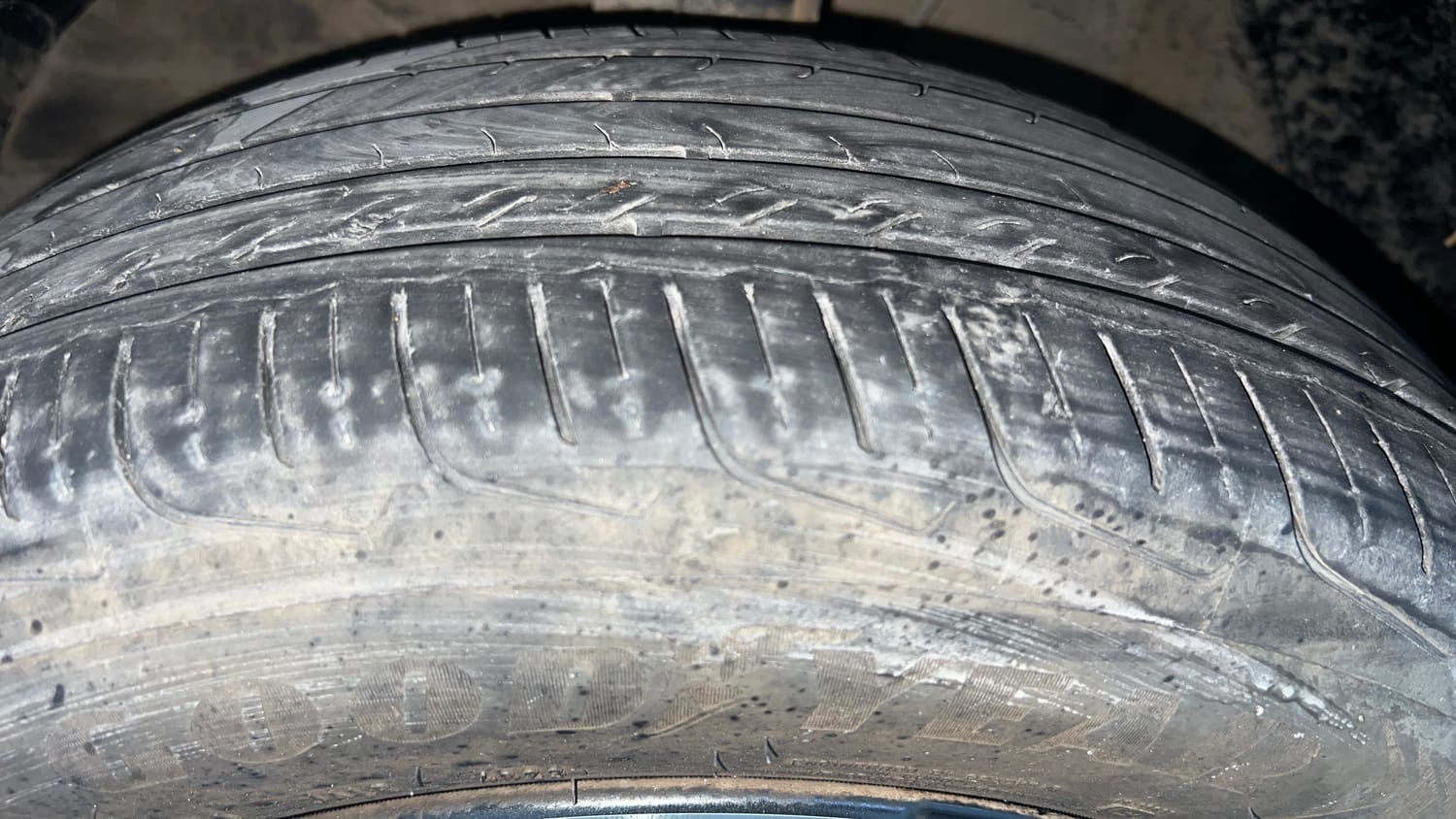Used 2024 Maruti Suzuki Fronx Alpha 1.0L Turbo 6 AT Petrol Automatic tyres LEFT FRONT TYRE TREAD VIEW