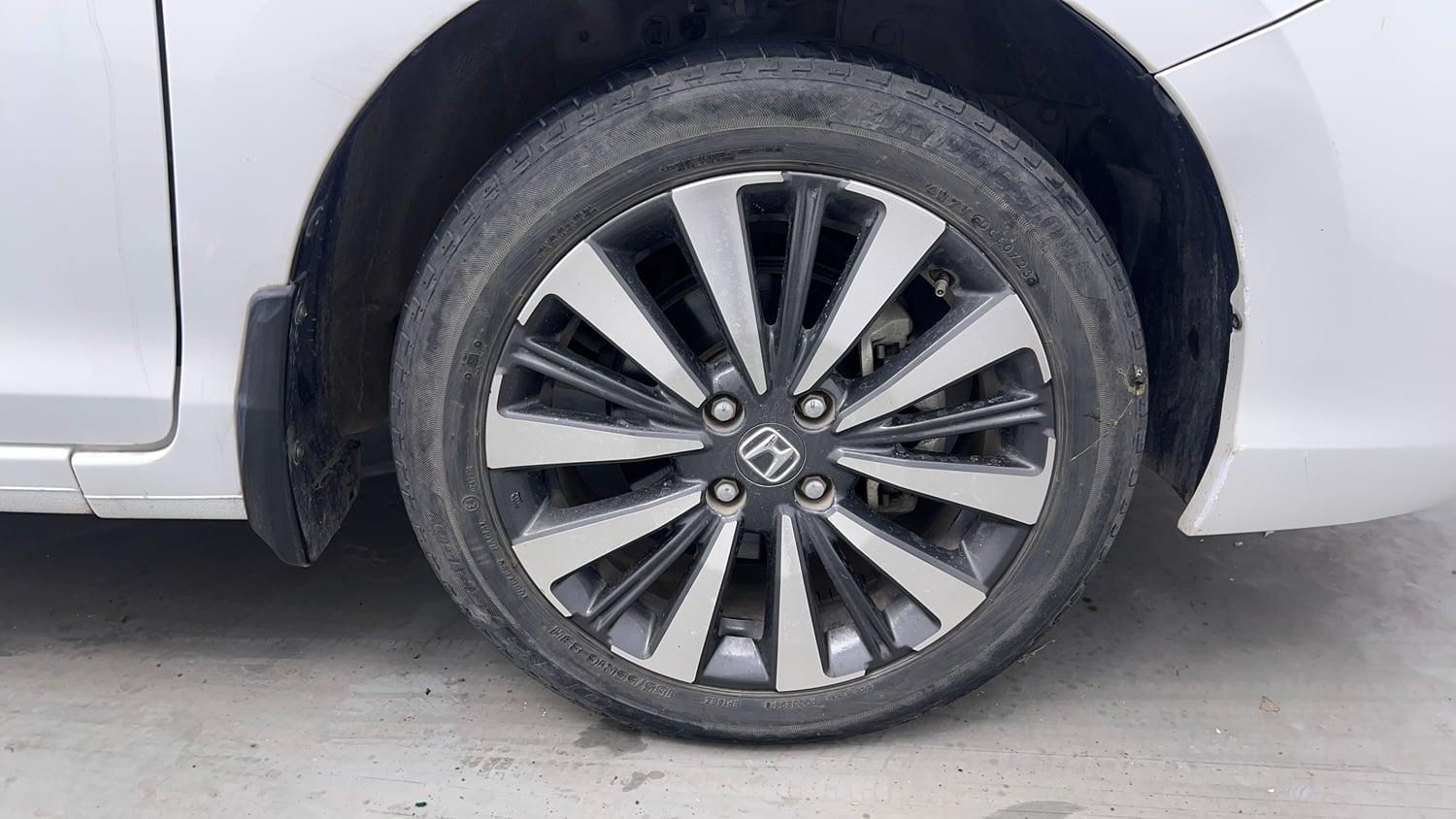 Used 2023 Honda City ZX Petrol MT Petrol Manual tyres RIGHT FRONT TYRE RIM VIEW