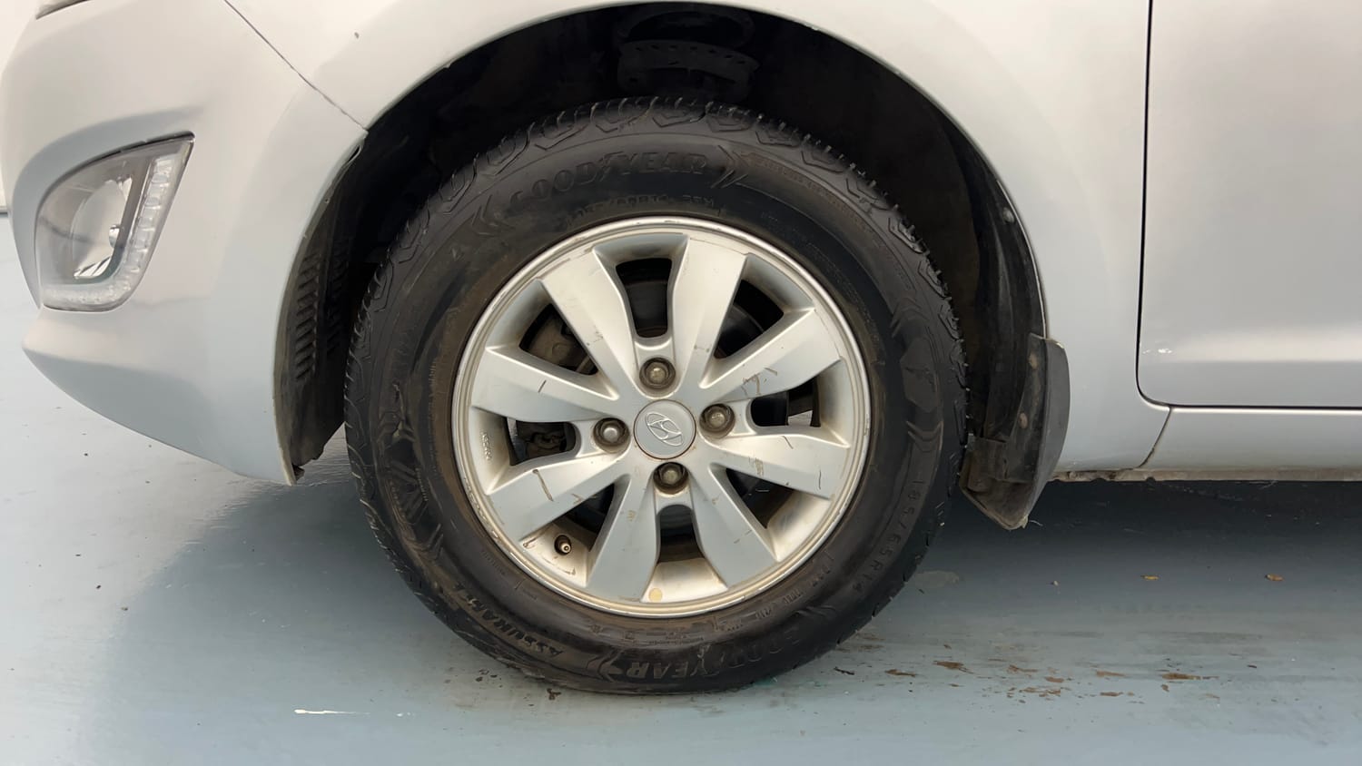 Used 2014 Hyundai i20 Sportz 1.2 Petrol Manual tyres LEFT FRONT TYRE RIM VIEW