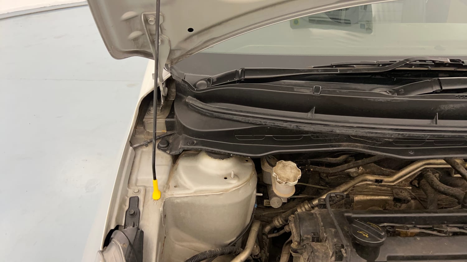 Used 2014 Hyundai i20 Sportz 1.2 Petrol Manual engine ENGINE RIGHT SIDE HINGE & APRON VIEW