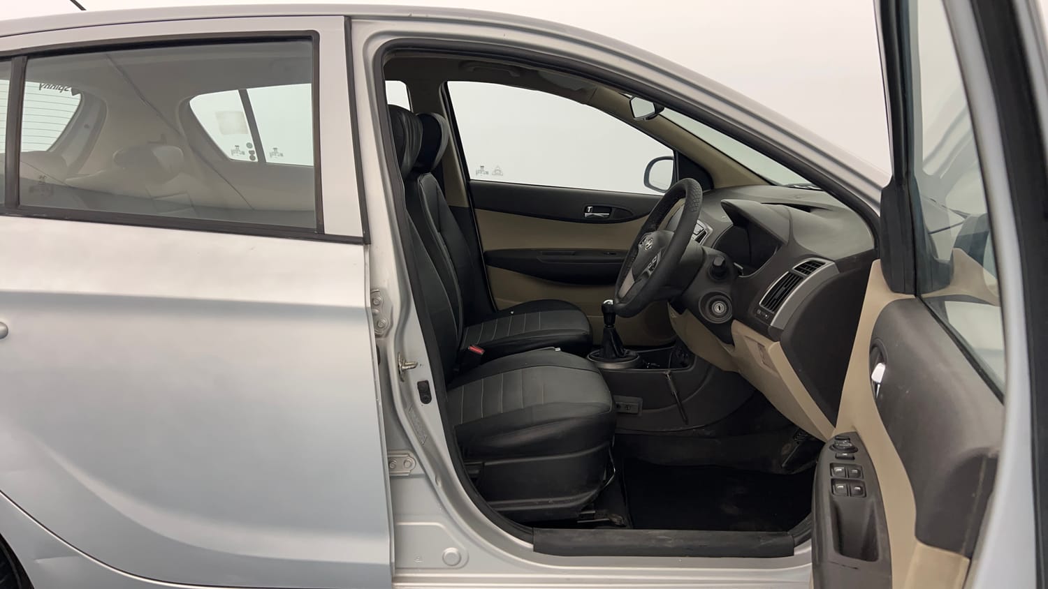 Used 2014 Hyundai i20 Sportz 1.2 Petrol Manual interior RIGHT SIDE FRONT DOOR CABIN VIEW