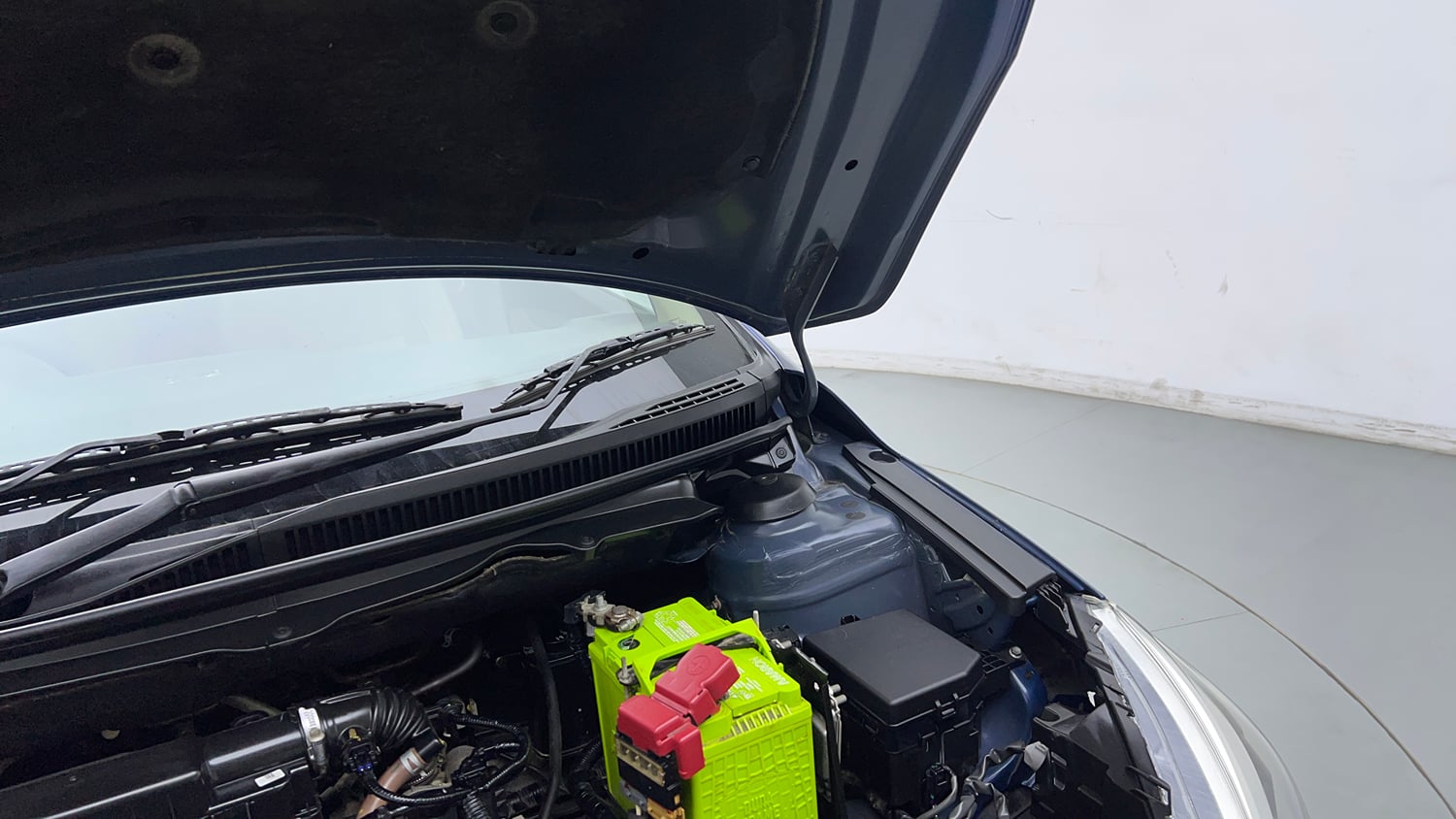 Used 2021 Maruti Suzuki Ciaz Alpha Hybrid 1.5 Petrol Manual engine ENGINE LEFT SIDE HINGE & APRON VIEW