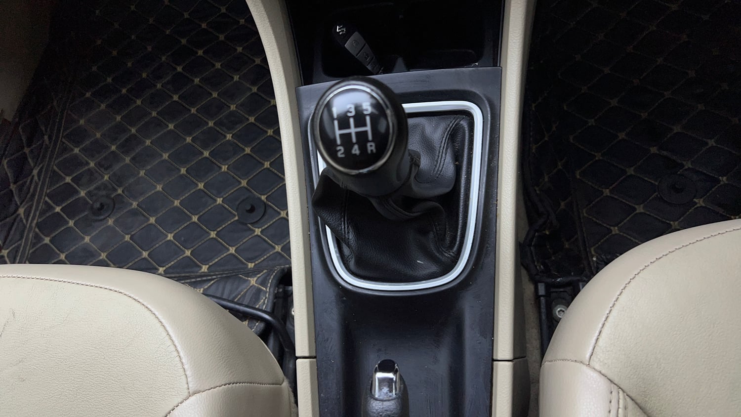 Used 2021 Maruti Suzuki Ciaz Alpha Hybrid 1.5 Petrol Manual interior GEAR  KNOB VIEW