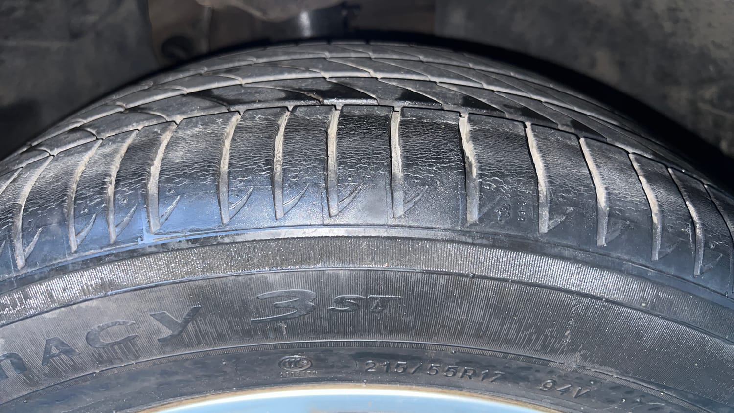 Used 2016 Skoda Superb L&K TDI AT Diesel Automatic tyres RIGHT FRONT TYRE TREAD VIEW