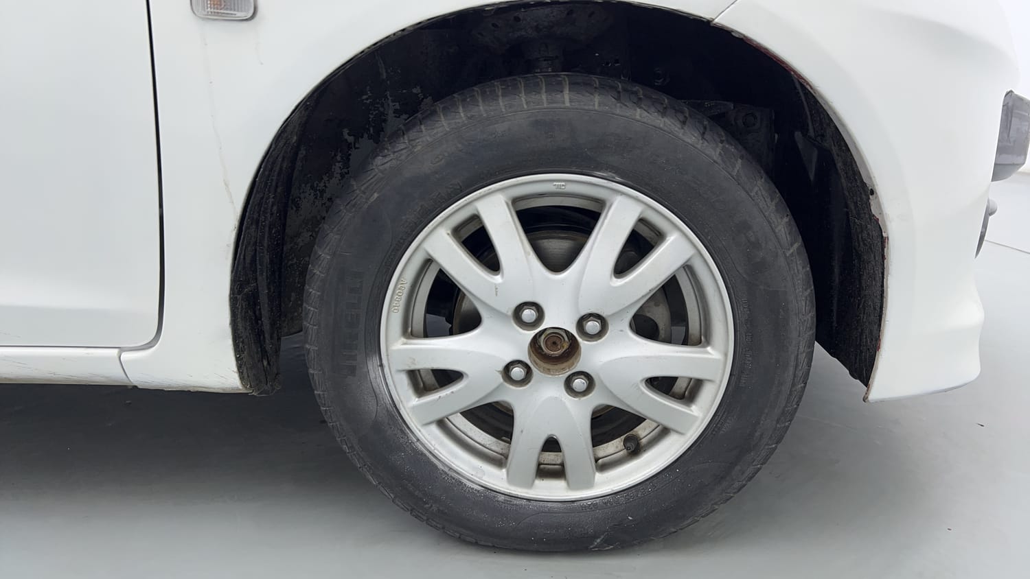 Used 2013 Honda Brio VX MT Petrol Manual tyres RIGHT FRONT TYRE RIM VIEW