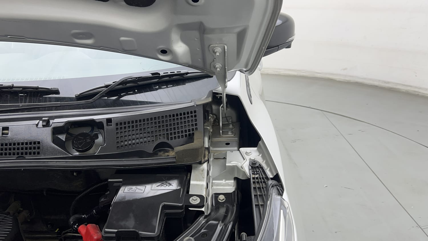 Used 2023 Nissan Magnite XV Premium Petrol Manual engine ENGINE LEFT SIDE HINGE & APRON VIEW
