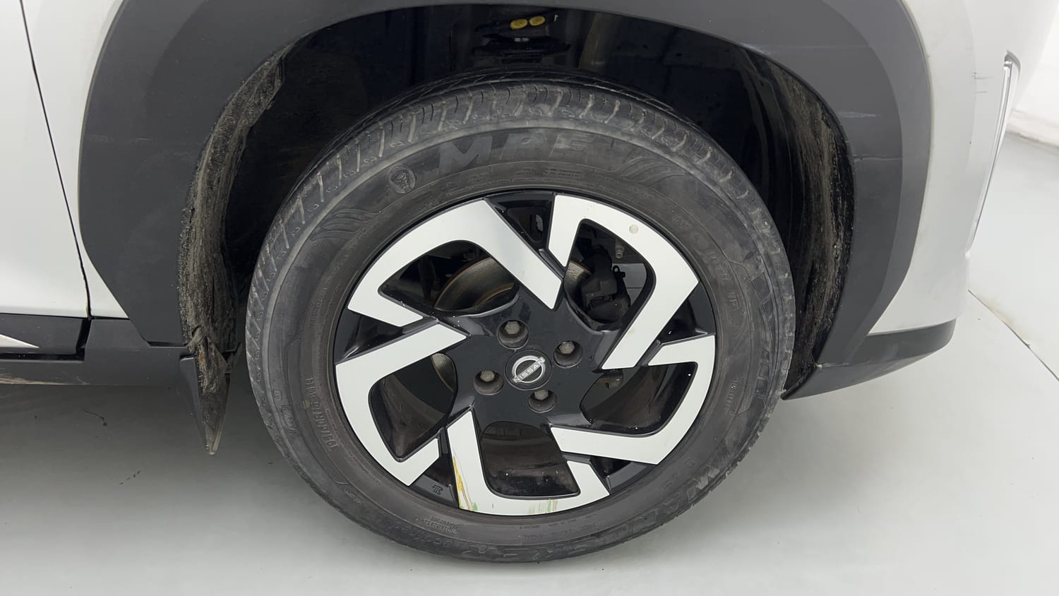 Used 2023 Nissan Magnite XV Premium Petrol Manual tyres RIGHT FRONT TYRE RIM VIEW