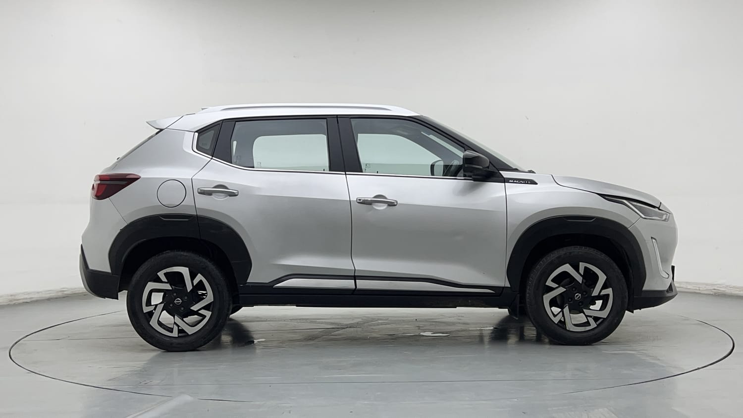 Used 2023 Nissan Magnite XV Premium Petrol Manual exterior RIGHT SIDE VIEW