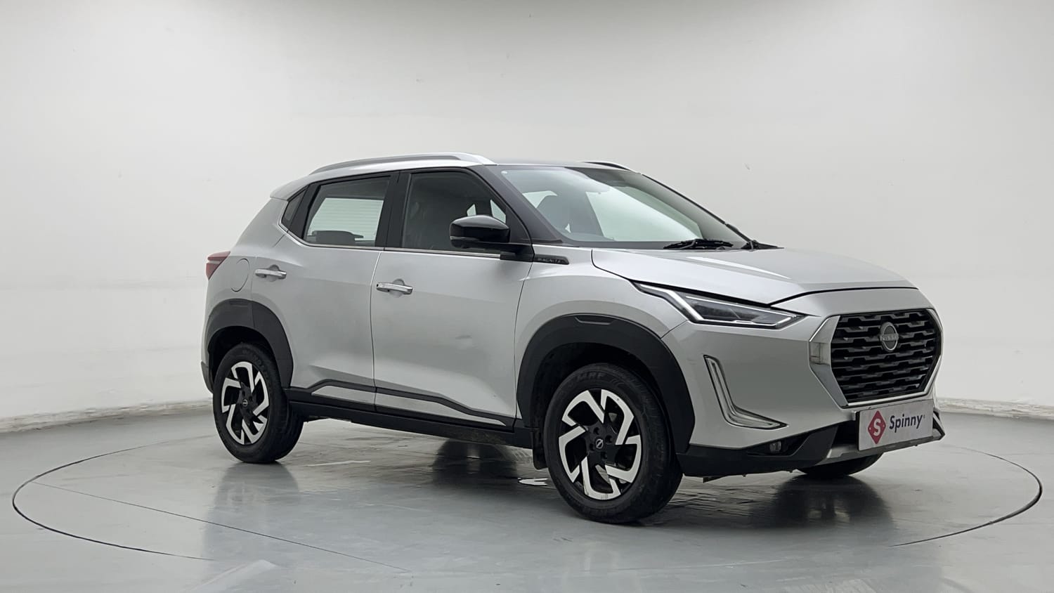 Used 2023 Nissan Magnite XV Premium Petrol Manual exterior RIGHT FRONT CORNER VIEW