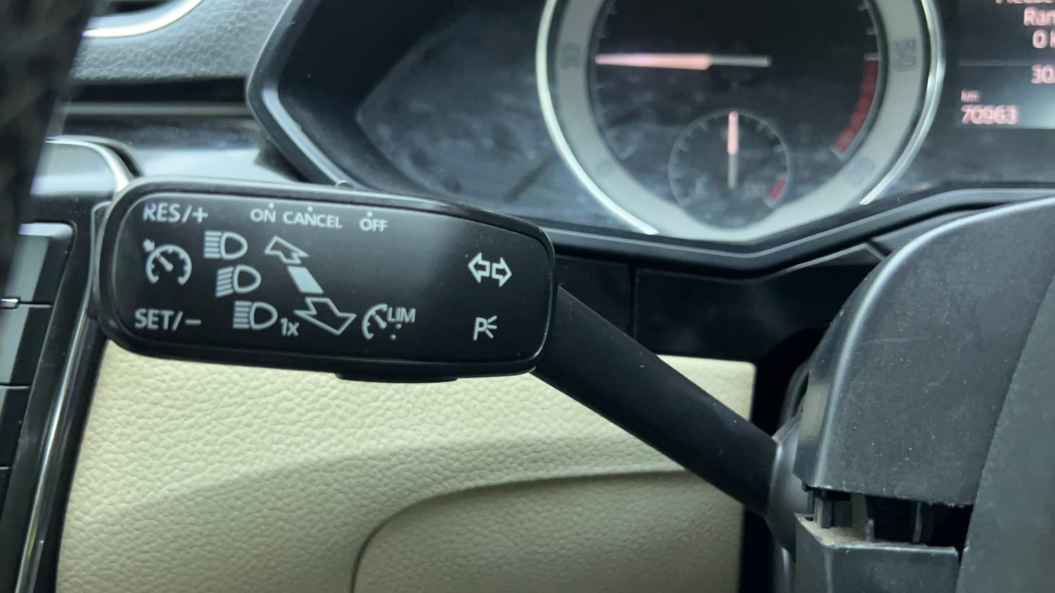 Used 2016 Skoda Superb L&K TDI AT Diesel Automatic top_features Cruise control