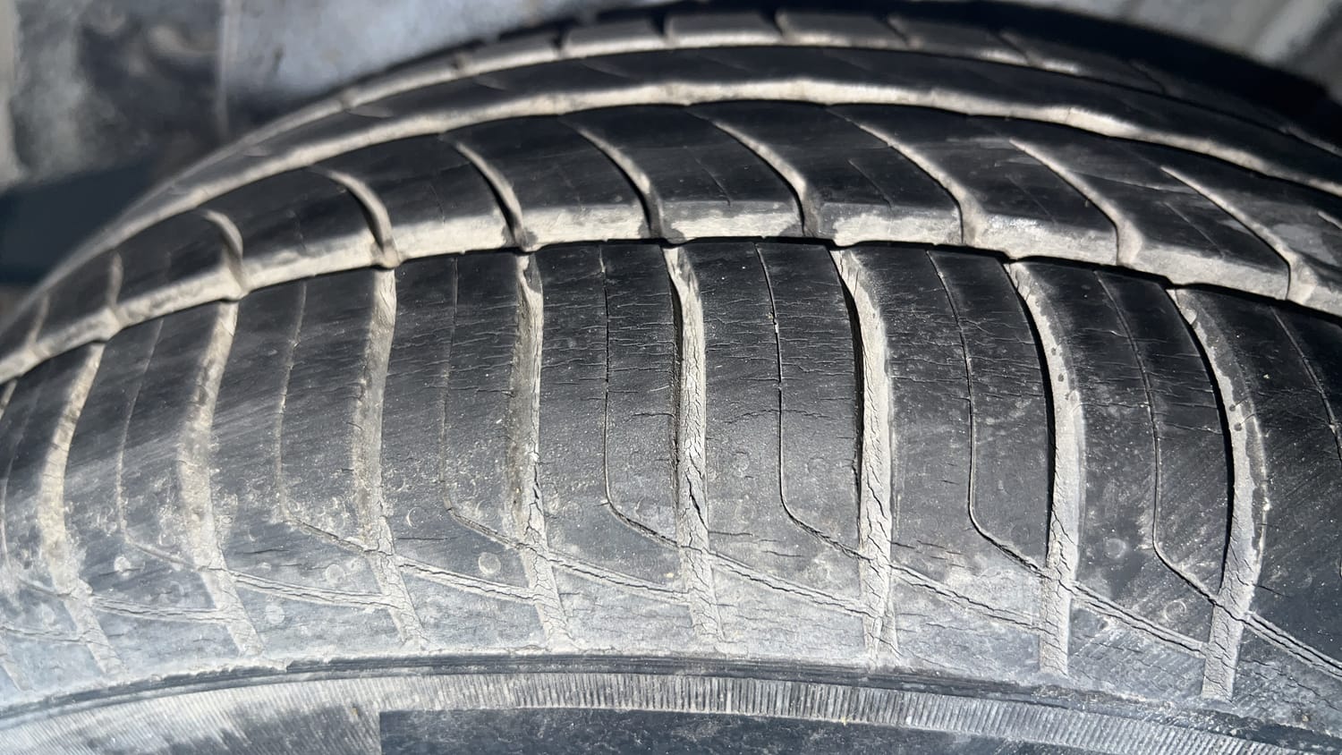 Used 2013 Honda Brio VX MT Petrol Manual tyres LEFT REAR TYRE TREAD VIEW