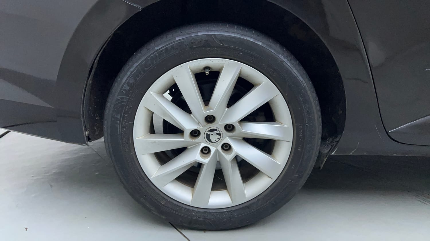 Used 2016 Skoda Superb L&K TDI AT Diesel Automatic tyres RIGHT REAR TYRE RIM VIEW