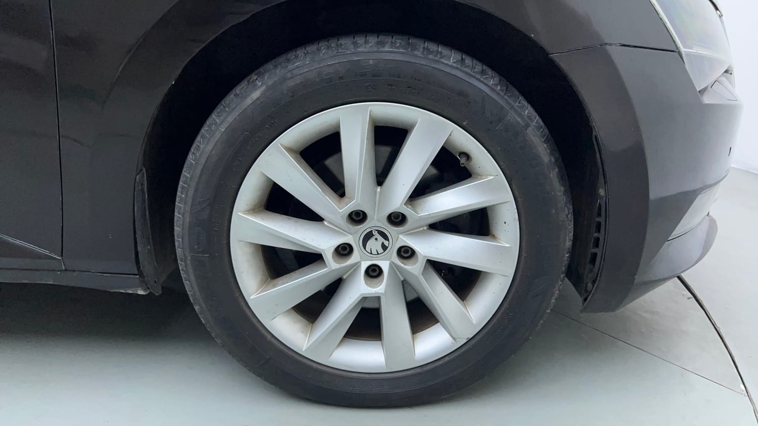 Used 2016 Skoda Superb L&K TDI AT Diesel Automatic tyres RIGHT FRONT TYRE RIM VIEW