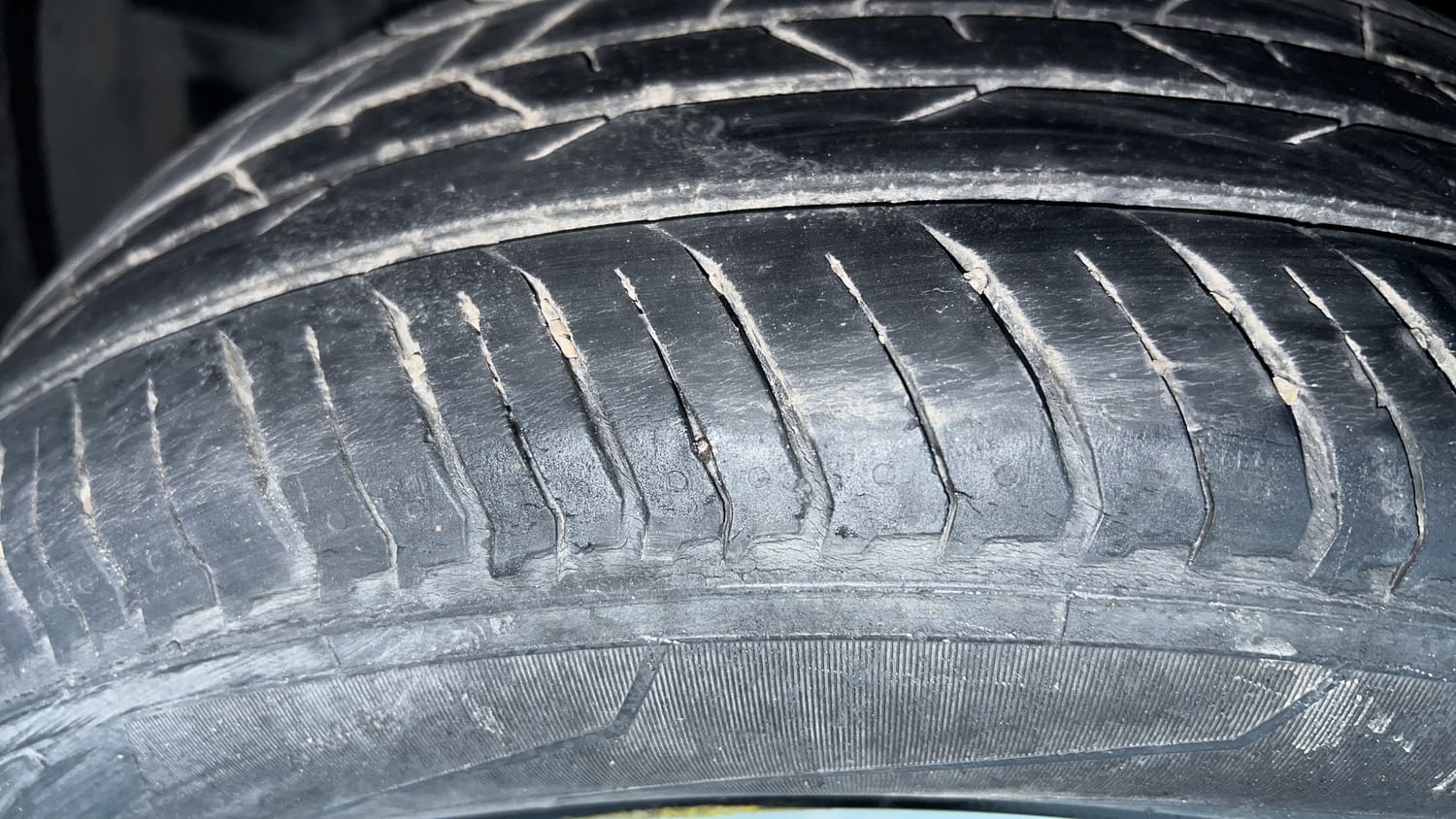 Used 2023 Nissan Magnite XV Premium Petrol Manual tyres LEFT FRONT TYRE TREAD VIEW