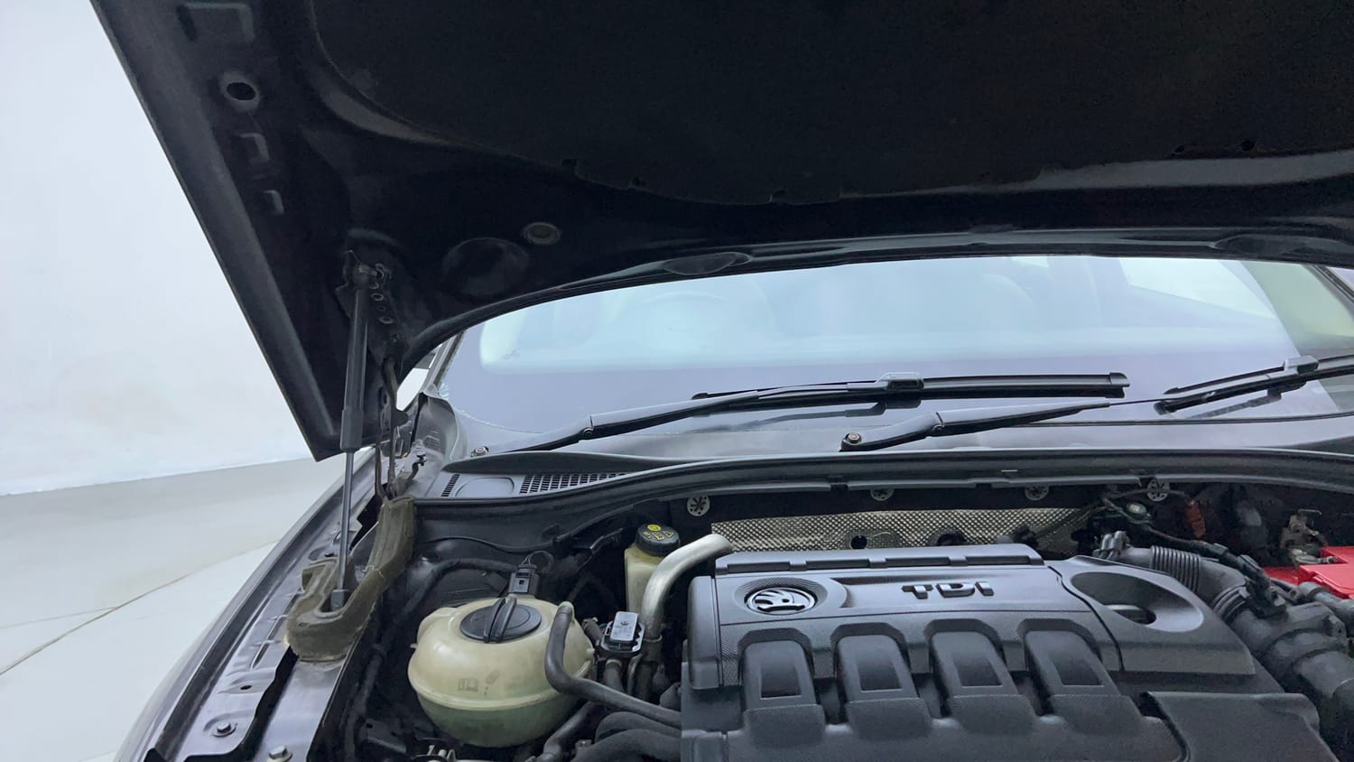 Used 2016 Skoda Superb L&K TDI AT Diesel Automatic engine ENGINE RIGHT SIDE HINGE & APRON VIEW