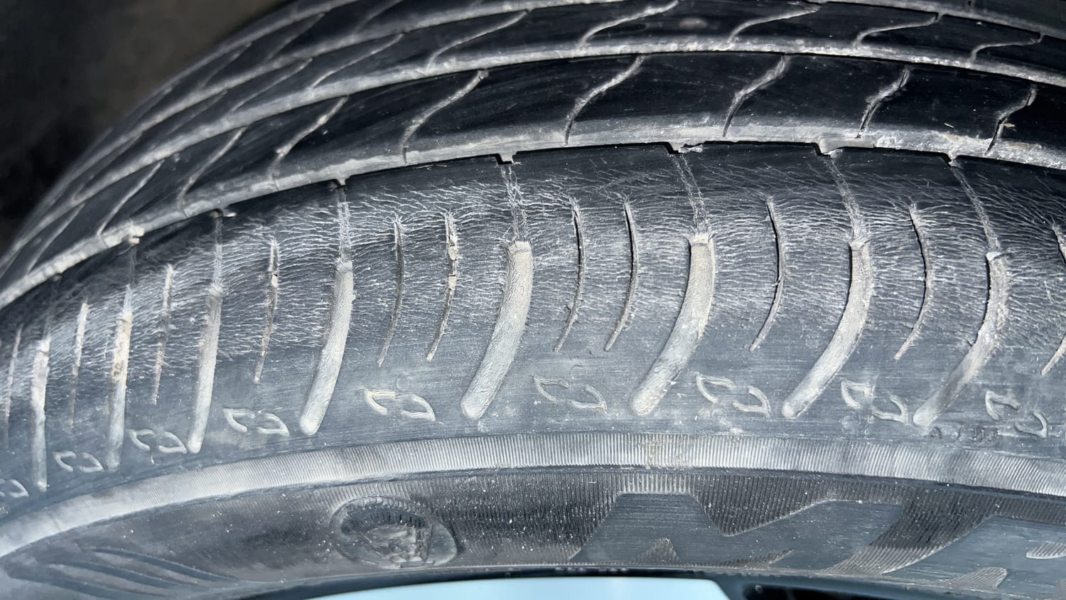 Used 2023 Nissan Magnite XV Premium Petrol Manual tyres RIGHT FRONT TYRE TREAD VIEW